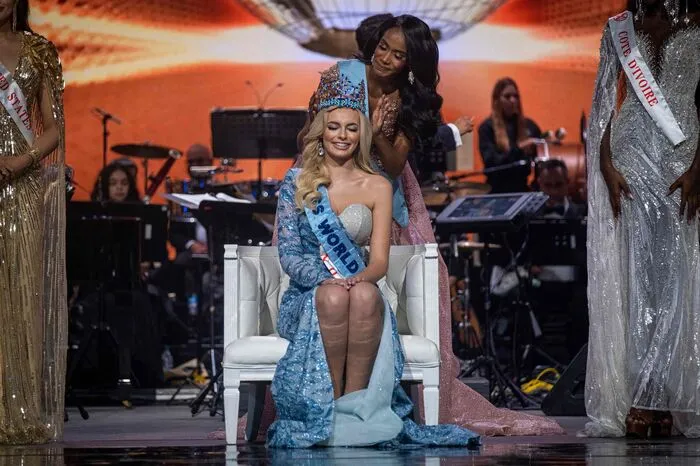 Die Polin Karolina Bielawska holte sich den Titel Miss World 2021. Die amtierende Miss World, Toni-Ann Singh aus Jamaika, setzte ihr die Krone auf.      