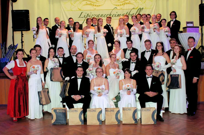 Nach einer fulminanten Eröffnung durch die Kindertanzgruppe und Tanzpaare der Tanzschule Gider eröffnete Rosentals Bürgermeister Engelbert Köppel und Volksbank-Generaldirektorin Regina Ovesny-Straka den Lipizzanerheimatball 2017.