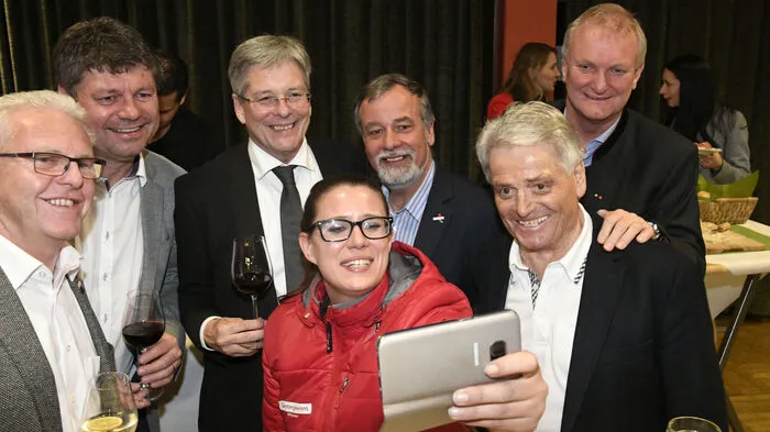 Selfie mit dem Jubilar: Alfred Tiefnig, Spittals Bürgermeister Gerhard Pirih, Landeshauptmann Peter Kaiser, Sara Schaar, ÖGB-Chef Hermann Lipitsch, Adi Unterrieder und der Mallnitzer Bürgermeister Günther Novak.