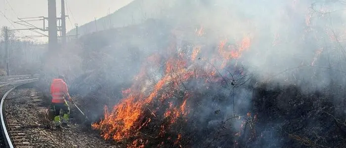 Manchmal werden an der Südbahnstrecke, wie hier auf dem Bild in Gloggnitz, auch gezielt „Brandstreifen“ abgeheizt. Der aktuelle Brand am Bahndamm ist jedoch ein tatsächlicher Einsatz