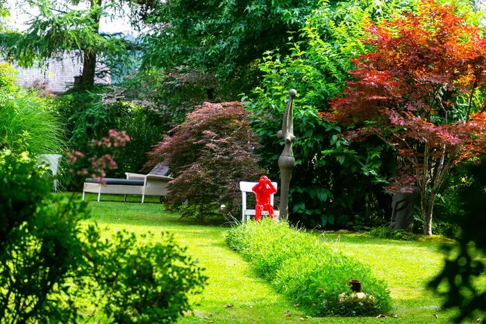 Der Garten lebt von Grünschattierungen und nur sehr wenig Blühpflanzen