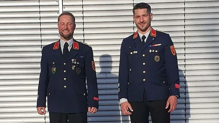 Neues, altes Führungsduo: Jürgen Kurnik mit Kommandant Michell Jamer (von links)