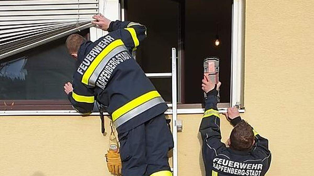 Die Feuerwehr gelang mittels Leiter in die Wohnung