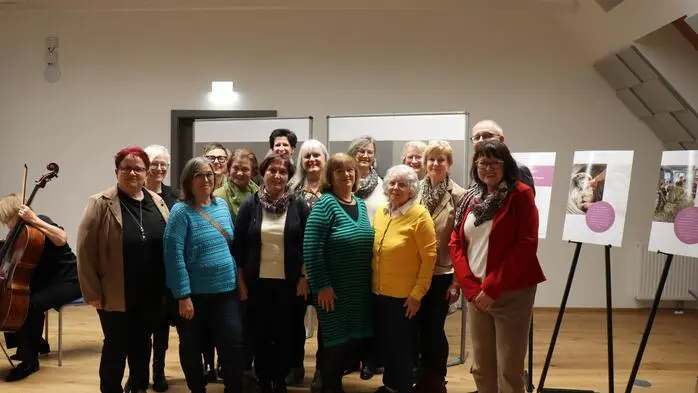 Kürzlich wurde die Fotoausstellung „Sichtbar | Unsichtbar“ im Bildungs- und Begegnungszentrum Voitsberg eröffnet. Rund 60 Gäste waren gekommen, um sich die Ausstellung, die von den Teilnehmerinnen des Projekts Frauen.Zukunft.Region konzipiert und gestaltet worden war, anzusehen