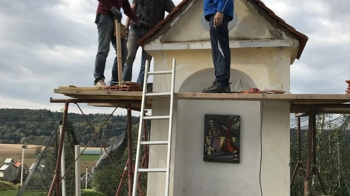 Freiwillig tätg waren 42 Helfer und leisteten 1418 Arbeitsstunden für die Generalsanierung der 14 Kreuzwegstationen, der Empfangsstation und der Christopherus-Kapelle bei der Pfarrkirche.