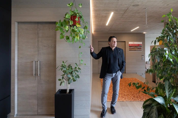Schritt für Schritt entwickelte der Grazer Architekt Paul Pilz seine Idee eines Atriums, das aber kein geschlossener Hof werden sollte, zu einem Bungalow, der von oben betrachtet einem „h“ ähnelt. Das Haus umfasst mit breiten Holzterrassen einen Infinity-Pool mit Glasfront. In jedem Raum wird dadurch das Draußen nach drinnen geholt.