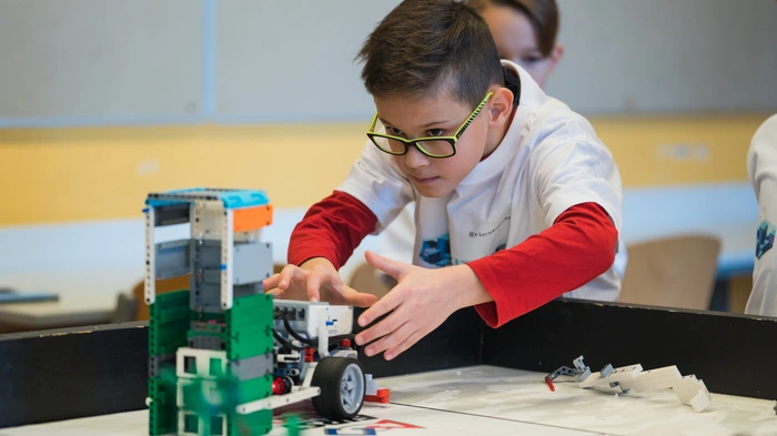 Volle Konzentration beim Wettkampf der Roboter