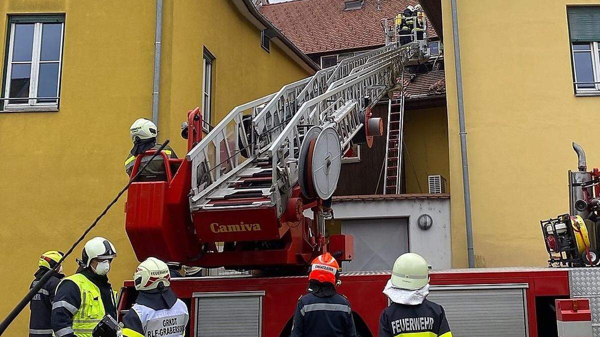 Über die Drehleiter der Feuerwehr Feldbach gelangten die Feuerwehrleute auf das Dach