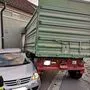 Auto und Anhänger krachten in das Haus