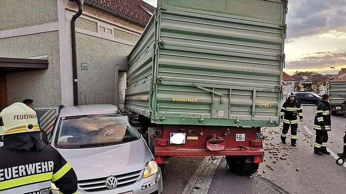 Auto und Anhänger krachten in das Haus
