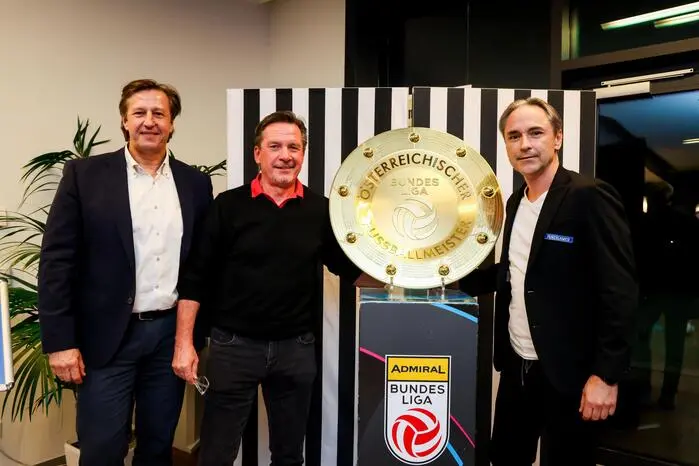 Mit im Gepäck hatten sie den Bundesliga-Meisterteller, mit dem man sich ablichten lassen konnte