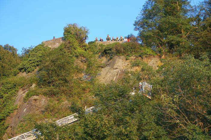 Das Hündchen lanndete im steilen und unwegsamen Gelände über dem Portal des viel befahrenen Römerbergtunnels