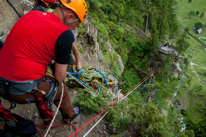 Übungsannahme: Ein verletzter Kletterer befindet sich am Klettersteig und muss mittels einer zu errichtenden Seilbahn abtransportiert werden.