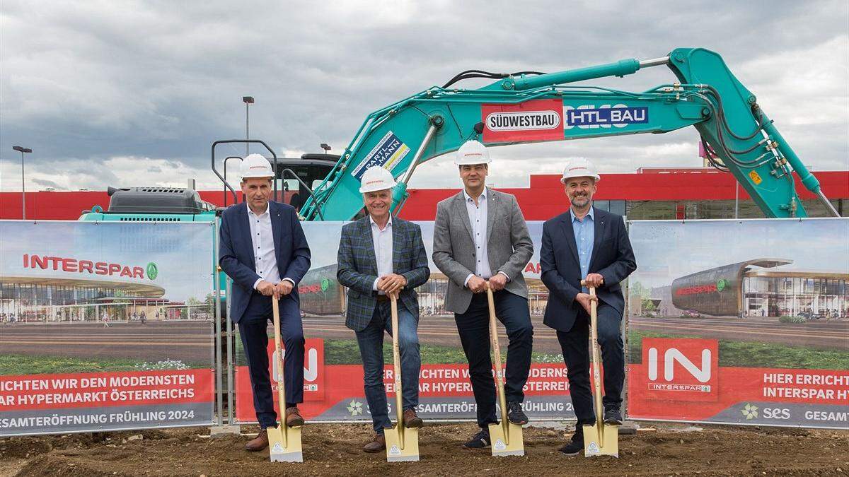 Interspar-Regionaldirektor Karl Flock, Bürgermeister von Leibnitz Helmut Leitenberger, Interspar Österreich-Geschäftsführer Johannes Holzleitner und der Geschäftsleiter des neuen Standorts Josef Fuchs (v.l.)