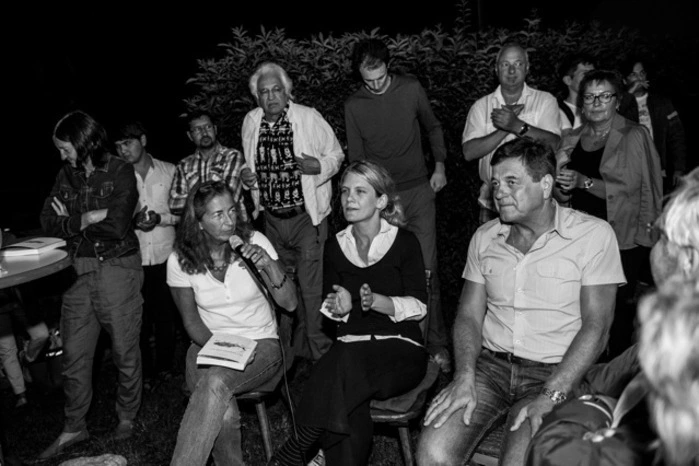 Höchst einfühlsam führte KIÖR-Leiterin Elisabeth Fiedler dann das Gespräch mit der Künstlerin und mit Ivo Gölz, der nach Scheitern des Projekts und seiner Rückkehr aus Sierra Leone im Jahr 1986 neben dem Busbahnhof das Marampa Pub eröffnete.