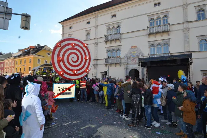 Auffallend war, dass dabei erstmals eine Tunnelbohrmaschine durch die Stadt fuhr. Am 25. März soll diese übrigens im Spittl offiziell eingeweiht werden. Erklärten die Macher vom MGV Amlach mit Vorbohrer Charly Brunner.