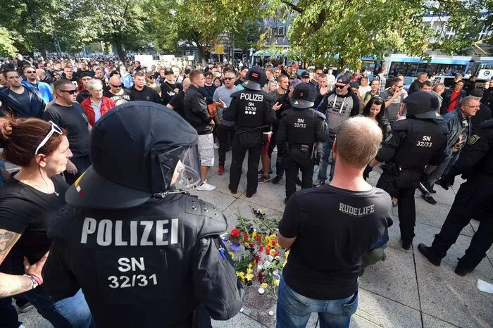 Am Montag prallten erneut rechte und linke Demonstranten in der drittgrößten Stadt Sachens aufeinander.