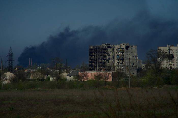 Rauch über dem Asow-Stahlwerk in Mariupol