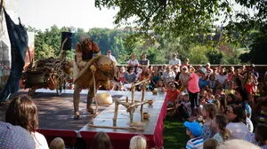 "Wo tanzen die Tiere?"  - unter diesem Motto ließ die Cie Les Clochards Célestes im Schloss Seggau die Puppen zum Leben erwachen