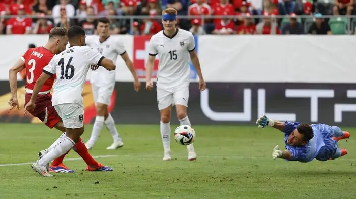 Heinz Lindner: Note 2. Der Torhüter war bei seinem Nationalteam-Comeback kaum geprüft. Beim Gegentreffer der Schweizer ließ er den Ball unglücklich prallen. Mit dem Fuß gewohnt gut.