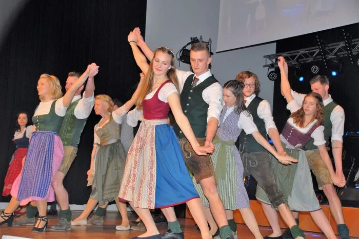 Außerdem rundeten eine Eröffnungspolonaise und eine Mitternachtseinlage sowie ein großer Glückshafen, eine Fotobox und die Disco die Ballnacht ab.
