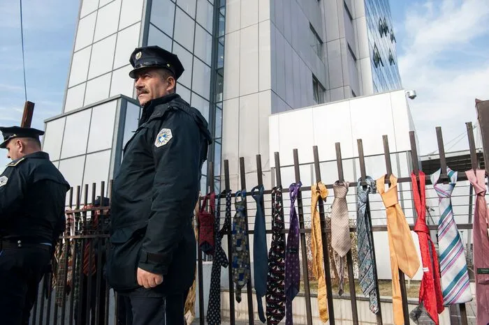 Die Erhöhung seines Gehalts von 1500 auf 3000 Euro monatlich war eine der ersten Amtshandlungen des erst seit rund drei Monaten regierenden Haradinaj.