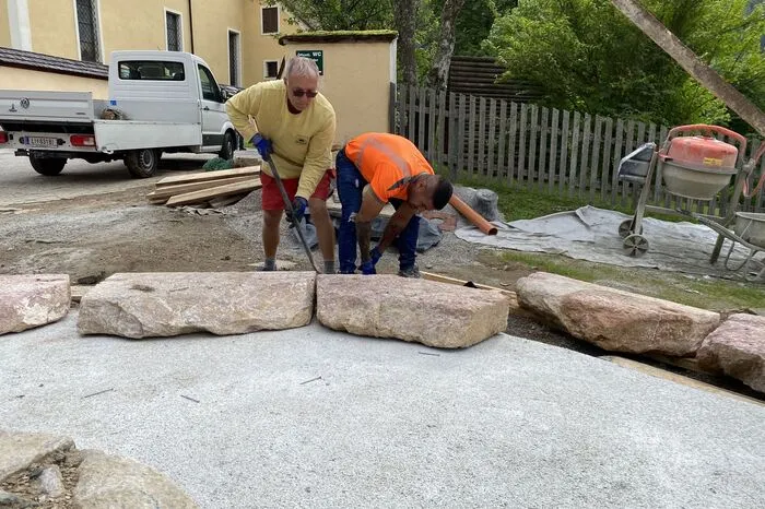 Fachkundig wurde der 350 Jahre alte und sehr in Mitleidenschaft gezogene Antoniusbrunnen von der Gaishorner Steinmetzfirma Laurentiu Dascalu restauriert.