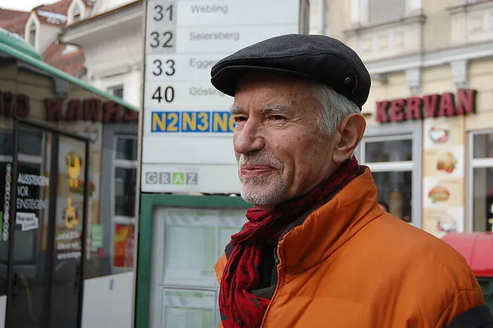 Ewald Puntigam: "Wenn ich zu Fuß gehe, möchte ich mich sicher fühlen. Darum bin ich dafür, dass man Radwege und Gehsteige getrennt einrichtet. Dass Einsatzfahrzeuge auch mitten in der Nacht, wenn kein Verkehr ist, mit Folgetonhorn in die Elisabethinergasse einbiegen, ist lästig."