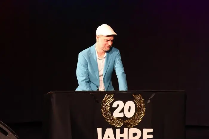 Musikalisch feinfühlig begleitet wurden sie von Matthias Ellinger.