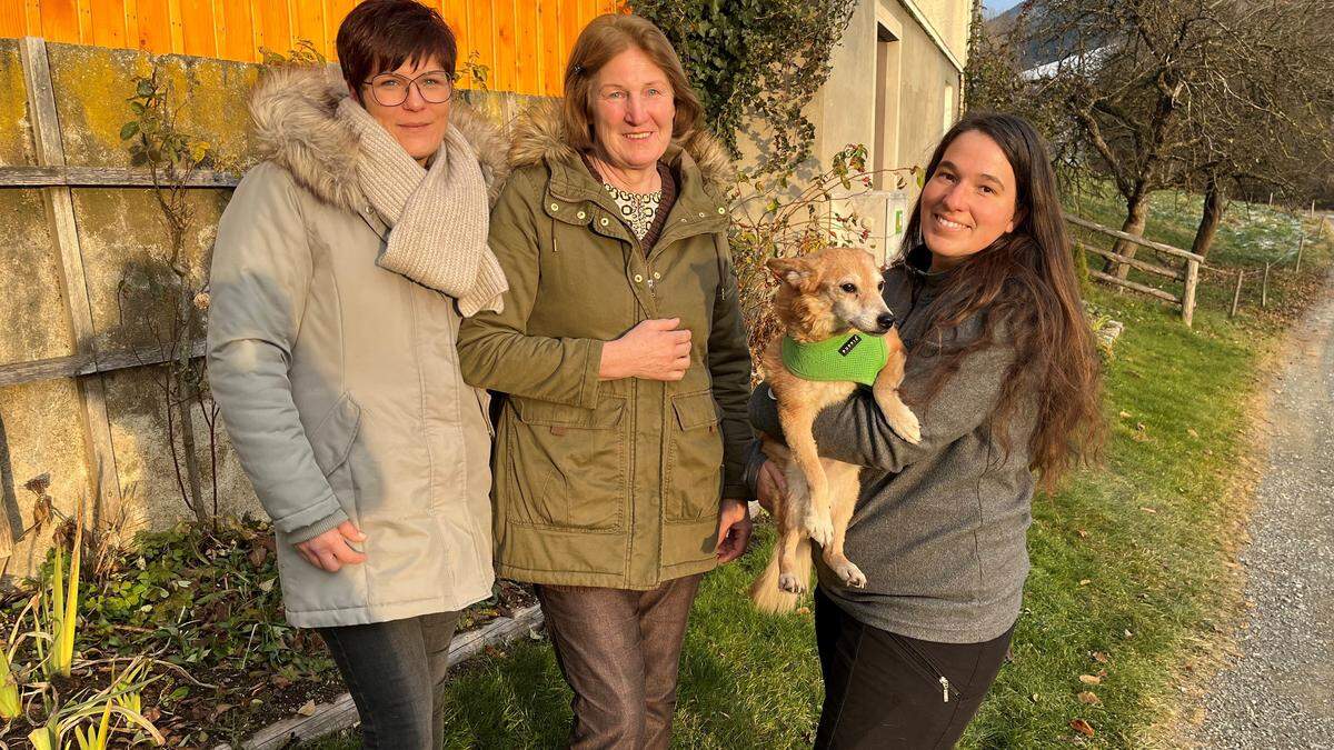 Gabriele und Christine Egger sowie Marion Nestler mit Hündin Rekja 