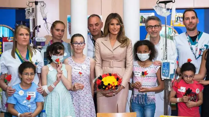 Melania Trump, Frau des US-Präsidenten, hat sich abseits der politischen Termine ihres Mannes in Brüssel um kranke Kinder gekümmert