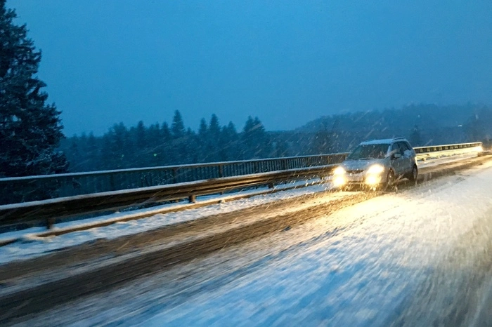 Weiße Fahrbahn auch in Warmbad.