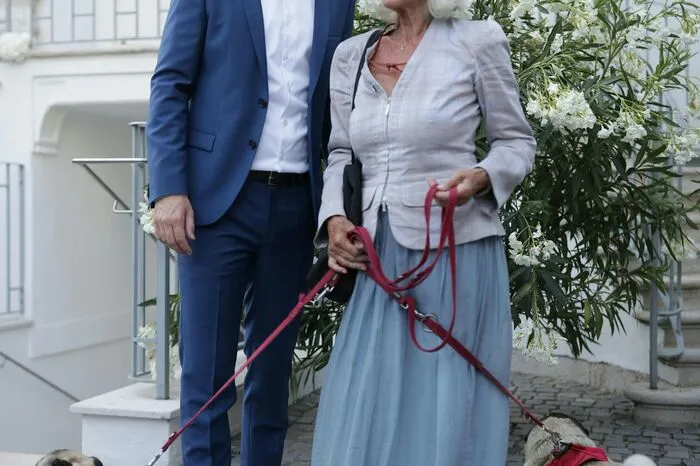 Schauspielerin Christiane Hörbiger mit ihren beiden geliebten Hunden