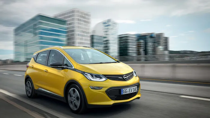 500 Kilometer Reichweite – das ist eine Ansage für ein Elektroauto. Vor allem für eines, das auch erschwinglich sein soll, wie Opel wissen lässt. Die Rede ist natürlich vom Ampera-e, der auf dem Autosalon in Paris seine Premiere gefeiert hat.