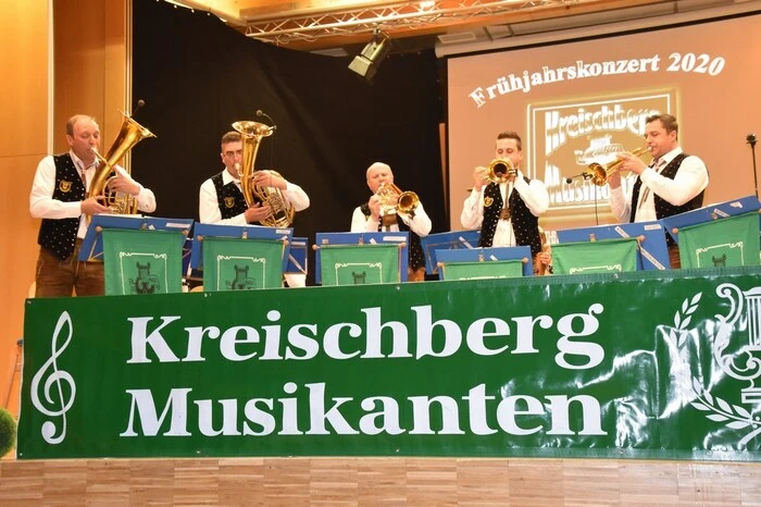Unter den Gästen tummelten sich auch Bürgermeisterin Cäcilia Spreitzer und Pfarrer Johann Fussi. Moderator war Sepp Loibner.