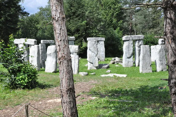 "Stonehenge" im Dinopark. Es war zwar schwierig, die Szenerie so zu filmen, dass alle Zäune, Autos &amp; Co. nicht im Bild waren, dafür wurde vor Ort genutzt, was man nutzen konnte. Auch wenn dadurch eine "Steinzeit" entstand, wie man sie bisher eher noch nicht gesehen hat.