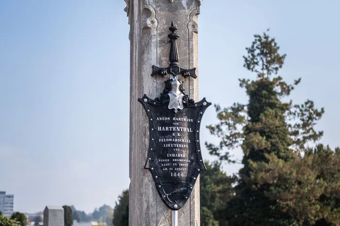 Nicht vernachlässigt und wie ein Denkmal: das Grabmal des 1844 verstorbenen Feldmarschall-Leutnants Hartmann von Hartenthal auf dem St. Peter Stadtfriedhof