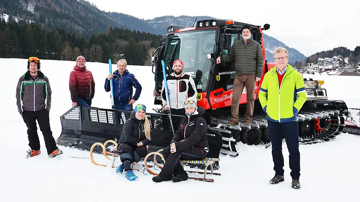 Die Gemeinde Arnoldstein kaufte ein Pistengerät, v.l. Gernot Pucher, Peter Koller, Günther Wucherer, Florian Fina, Gerd Fertala, Reinhard Antolitsch, Marion Pucher und Marie Christin Hanser werden auch nächstes Jahr für ausgezeichnete Rodel- und Loipenverhältnisse am Dreiländereck sorgen. 