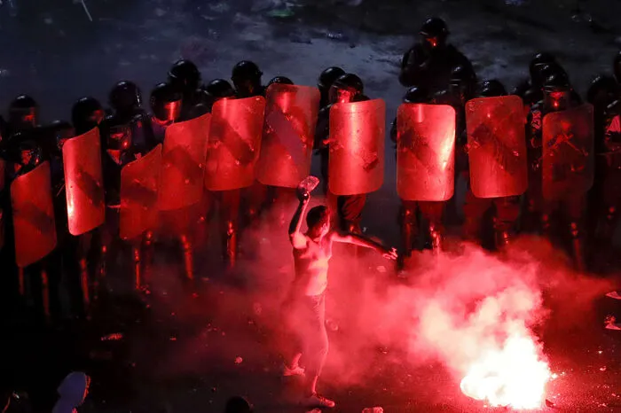 Weil gewaltbereite Demonstranten die Absperrungen durchbrachen und zum Regierungssitz vordringen wollten, setzte die Polizei Tränengas und Schlagstöcke ein.