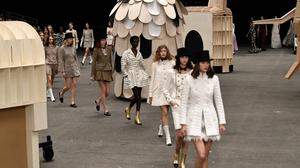 Gedeckte Töne dominierten die Haute-Couture-Show des Labels Chanel