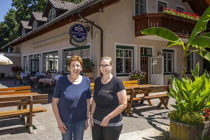In dritter Generation führt Elisabeth Ehart (62) das Gasthaus Kalmusbad. Tochter Andrea (24) greift der Mama tüchtig unter die Arme.