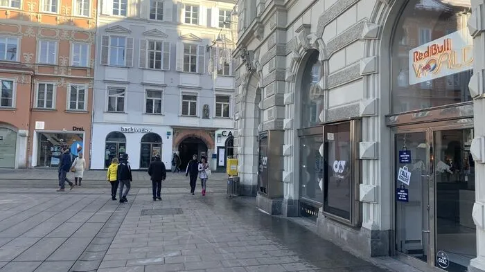 Noch gibt es die Modekollektion nur hinter Glas, aber morgen sperrt der AlphaTauri-Laden von Red Bull in der Grazer Innenstadt dann auch auf.