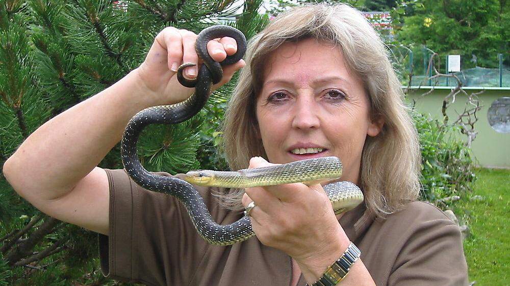 Typisch: Helga Happ mit Schlange