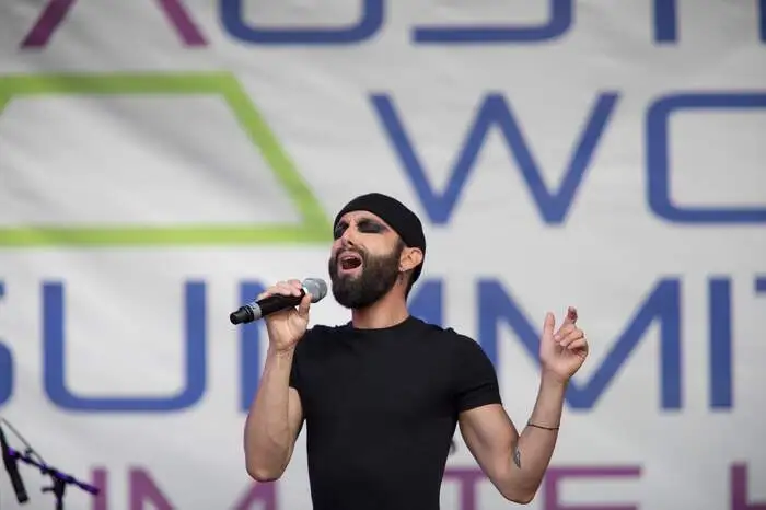 Das musikalische Programm steuerten unter anderen Conchita Wurst, Pizzera & Jaus und Hubert von Goisern bei, die zum Schluss gemeinsam die Goisern-Nummer "Heast as net" spielten.