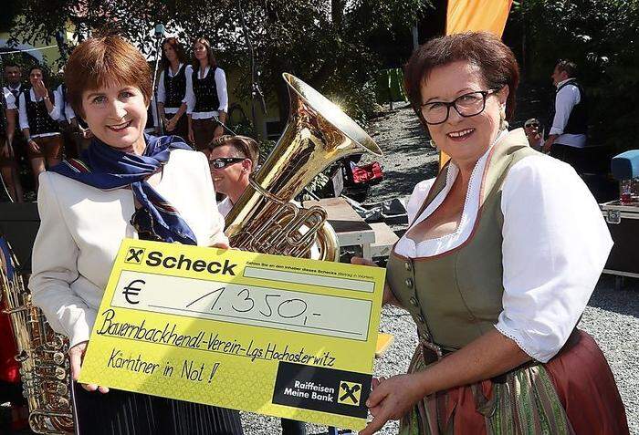 Stolze Spende für „Kärntner in Not“: Vereinsobfrau Iris Stromberger überreichte sie symbolisch beim ORF-Frühschoppen an Antonia Gössinger