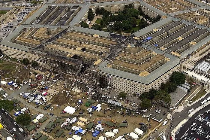 Um 9.37 die nächste Hiobsbotschaft: Flug AA 77 fliegt in das Pentagon, den Hauptsitz des US-amerikanischen Verteidigungsministeriums bei Washington.
