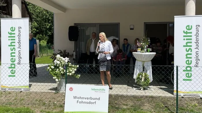 Bei strahlendem Sonnenschein begrüßte Sandra Rinofner, Obfrau der Lebenshilfe, die Gäste.