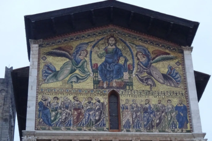 Das Mosaik "Himmelfahrt Christi" auf der Kirche San Frediano gehört zu den eindrucksvollsten Kunstwerken der Stadt.