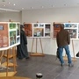 Personen schauen sich die Wanderausstellung zum Thema Leerstand in Lienz an