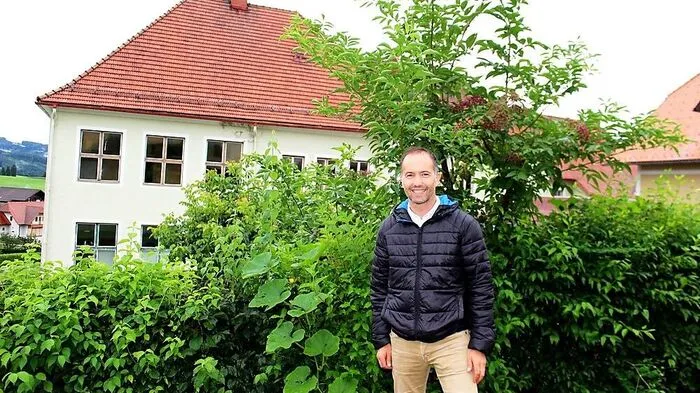 Günther Holzer (Bild) und Alois Kraussler stehen hinter dem Projekt in der ehemaligen Volksschule